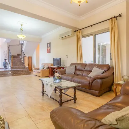 Jan Lui Villa Argaka