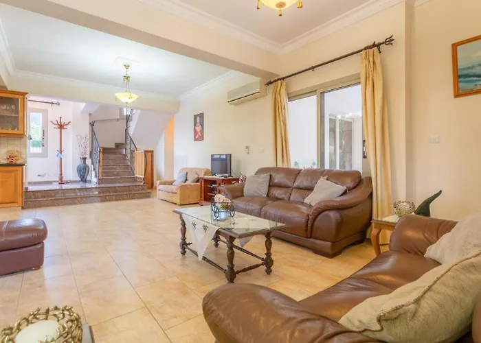 Jan Lui Villa Argaka